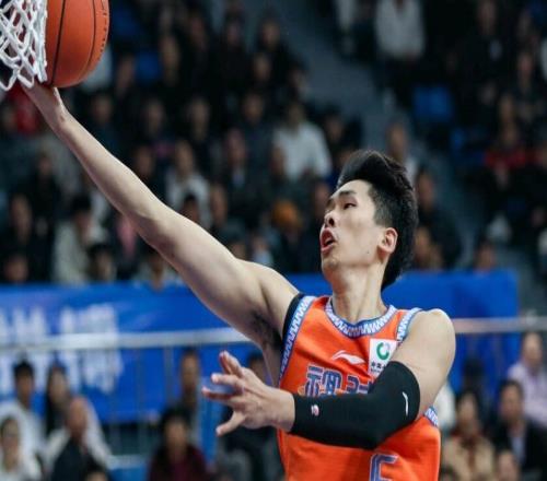 周鵬總助攻追平王仕鵬！深圳險(xiǎn)勝福建6連勝皮特森丟絕平三分