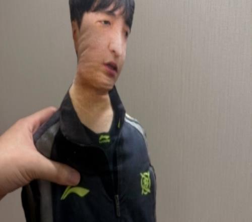 HOYA晒粉丝送的抽象礼物:xiexieliwu今天加油!!