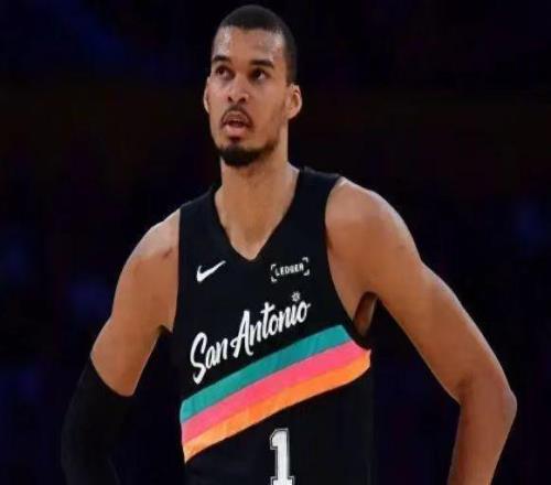 字母時隔十年無緣季后賽！文班23+15馬刺大勝雄鹿8連勝卡斯?fàn)?雙