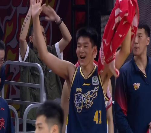 被殘陣北京雙殺了！廣東隊慘遭20分大逆轉，杜鋒逼走兩大內線國手