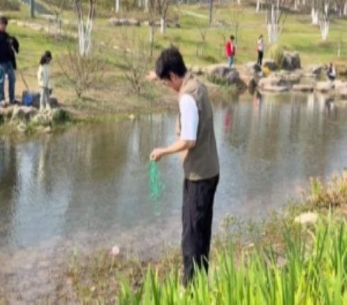 米勒妻子分享釣魚動(dòng)態(tài)：一位看起來空軍的釣魚佬