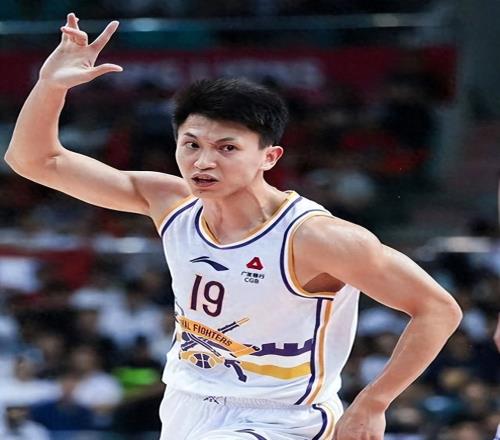 他是CBA現(xiàn)役最老球員，打了20年拿5冠，身家過億，已為退役鋪路