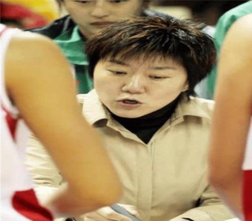 女篮名将丛学娣:定居上海,已是篮球界大佬,哮喘儿子是她的牵挂