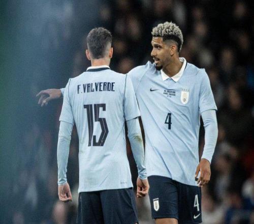 烏拉圭國家隊霸氣曬合照!300萬人口小國同時擁有皇馬巴薩雙隊長