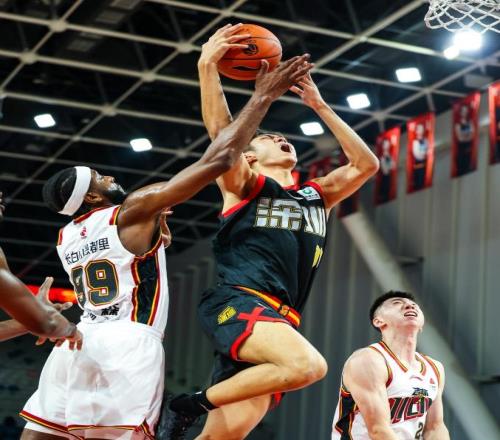 10254！CBA最新戰報：3隊慘敗，廣東狂勝48分，上海險勝居第一