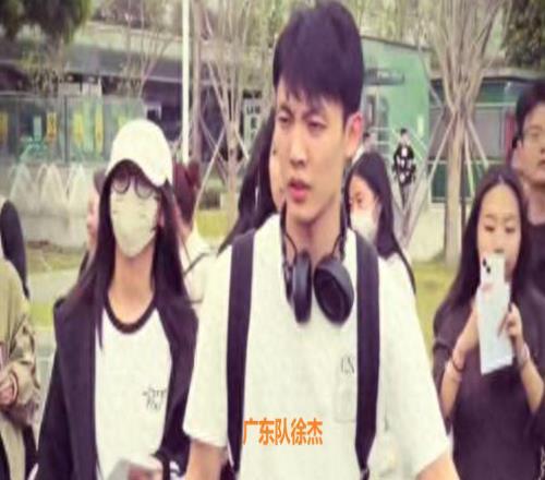 廣東隊(duì)已經(jīng)抵達(dá)成都！很多球迷迎接，胡明軒凝重徐杰情緒低落