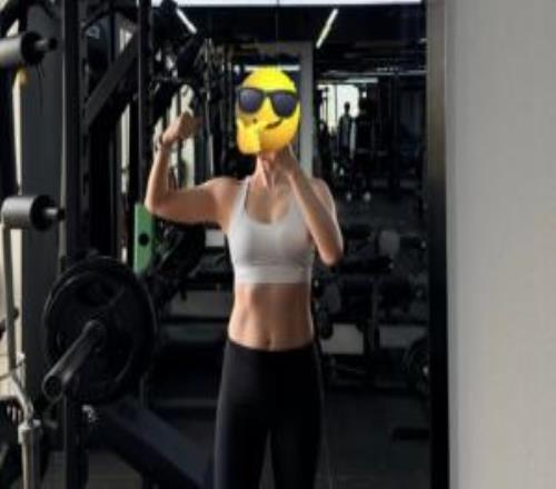 孕初期保持每天运动习惯!余霜分享近照:小腹清晰马甲线