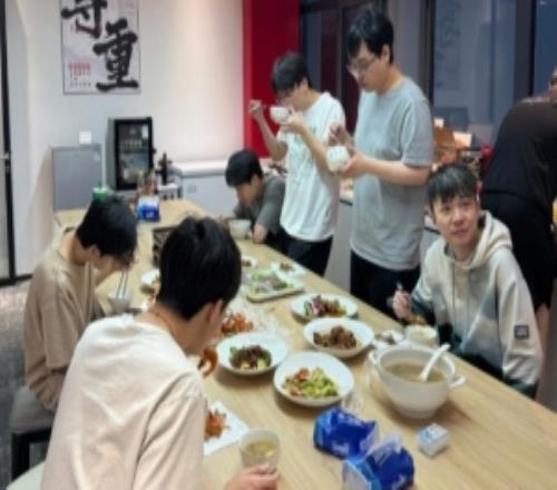 JDG快递小哥分享选手用餐照片:让我来一筷子