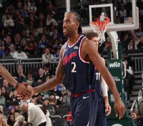 快船横扫雄鹿5连胜:小卡连51场20+创最老纪录特伦特36+9三分