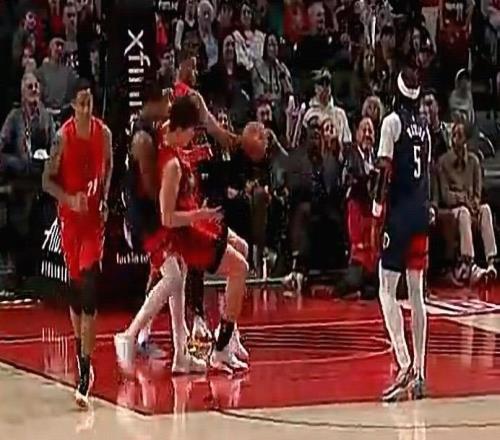 輸急了楊瀚森卡位時(shí)遭奇才落選秀里斯抱摔，裁判未作出吹罰