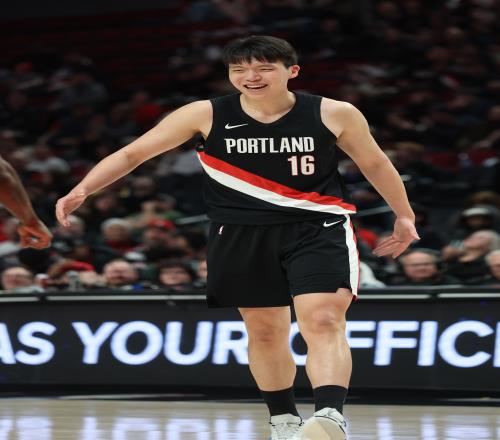 拓媒寄望楊瀚森在常規(guī)賽收官戰(zhàn)對(duì)陣國(guó)王時(shí)能迎來(lái)40分鐘的精彩表現(xiàn)_NBA直播