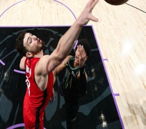 今天是噴火龍，申京23中12砍36分14板3助3斷3帽&火箭鎖定前八