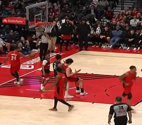 楊瀚森6+4，5投1中！可怕的不是命中率，而是被抱摔倒地后的反應