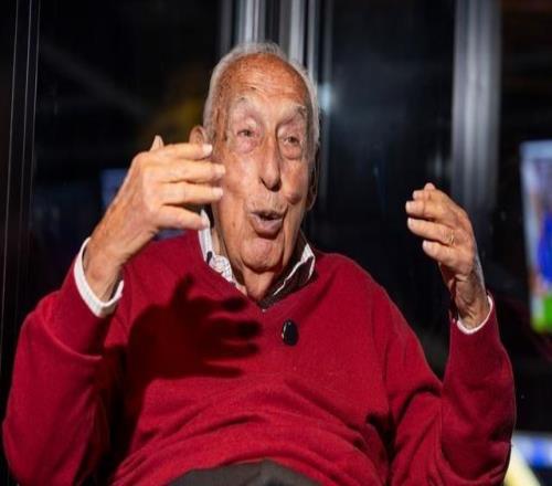 94歲皇馬1號會員爆料：靠哨子吹暈巴薩，伯納烏敢懟佛朗哥