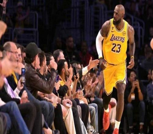 湖人大勝奇才！雷迪克拋出爆笑“籃球芯片論”，詹皇狂砍三雙！