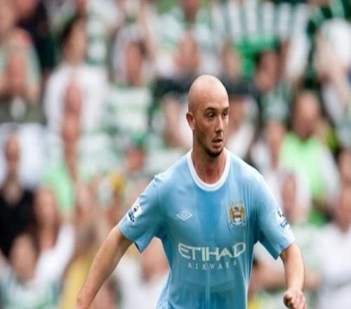 博爾特也來踢野球聯(lián)賽這支業(yè)余隊前英超名將扎堆，首發(fā)都不夠分