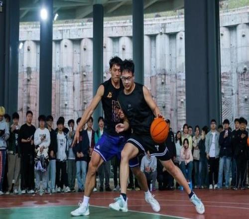 重慶移通學院邀CBA草根扣籃王矣進宏等名將帶來“零距離”籃球盛宴