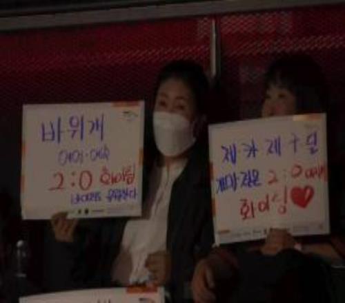 為HLE應(yīng)援！Viper媽媽和Delight媽媽來(lái)現(xiàn)場(chǎng)支持HLE