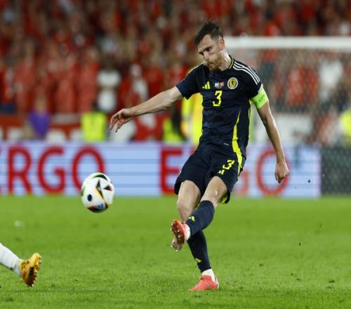 羅伯遜：哎呀我們的球迷就那么幾個人英格蘭輸給日本居然還是01_英超直播