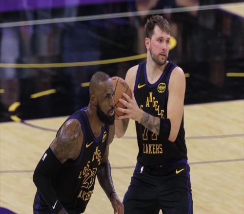 單月600分，超越科比成隊史第一！東契奇42分0失誤，湖人又贏了！