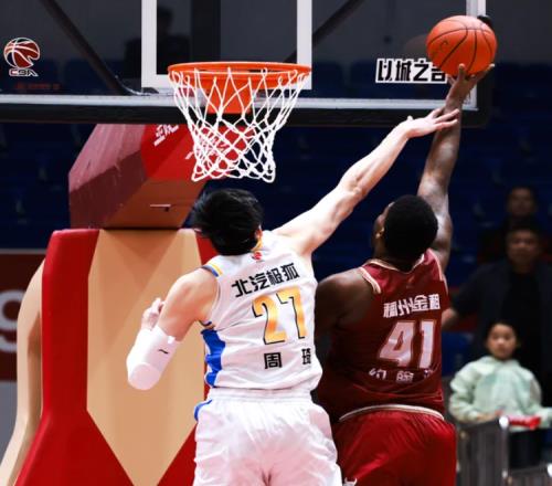 進攻籃板6比17！北京花1億買的中鋒，護框能力體現在哪