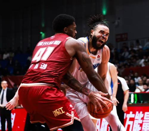 17分鐘5失誤，得11分在場輸14分，球迷：真把自己當字母哥了