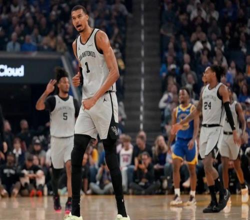 勇士完??！文班41+18+3創(chuàng)四紀(jì)錄，庫(kù)里一臉平靜，格林14+2也盡力