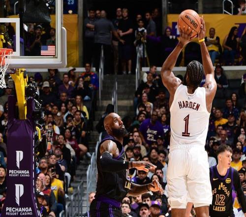 湖人4連勝！東契奇刷爆紀錄，哈登17分