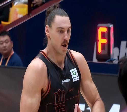 出人意料!別人不要的中鋒,兩戰(zhàn)轟51分取得兩連勝,廢材變大腿