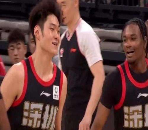 王浩然三分7中5轟32分生涯新高：三分提前回頭快攻劈扣點燃現(xiàn)場