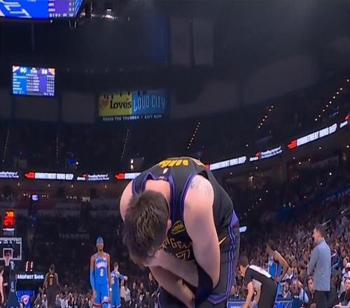 雪上加霜，湖人潰敗，里夫斯和東契奇受傷，季后賽成香餑餑