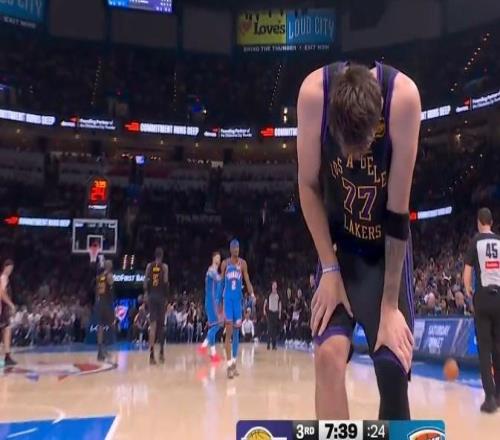 輸了比賽又折兵！東契奇腿筋拉傷，湖人季后賽前景迷霧重重