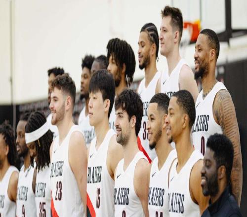 開拓者拍全家福！克林根C位楊瀚森在他身旁昔日老大利拉德站角落