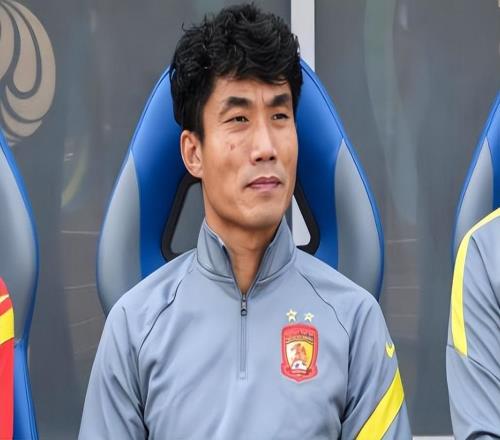 當(dāng)劉世博本輪低級失誤導(dǎo)致丟球！誰看到鄭智在干什么，讓球迷心疼