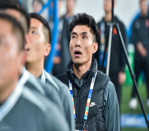 青島西海岸1比5慘敗成都蓉城，鄭智又被球迷喊下課，引發熱議