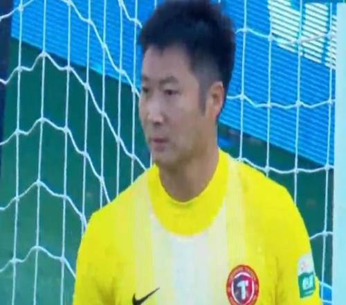 中超巨大爭議！韓镕澤35秒手球逃紅，國安球員不滿，媒體人熱議