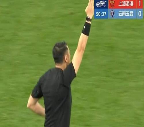 中超再现奇葩1幕:3个进球被吹,视频回放看了足足11分钟!