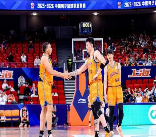 上海VS吉林沖擊十六連勝！懷特塞德繼續統治內線，盧偉展望季后賽