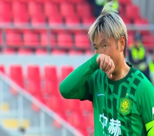 21！北京國安轟然倒下，被遼寧鐵人主場“掀翻”，判罰引發(fā)爭議