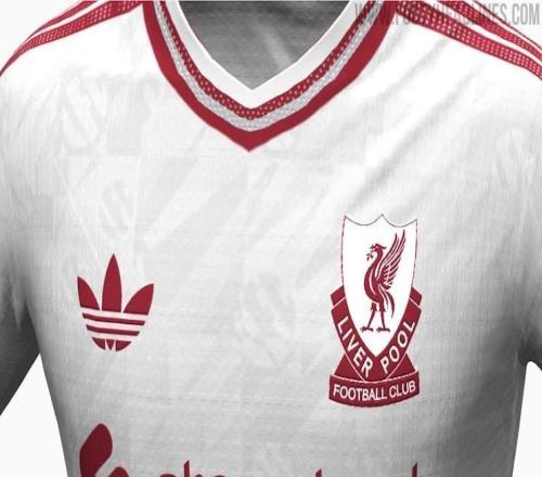 利物浦下賽季客場球衣曝光：白衣紅邊，復古隊徽致敬1970年代
