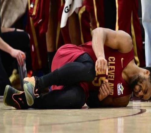 驚險！米切爾砍38分后崴腳，會影響他季后賽嗎