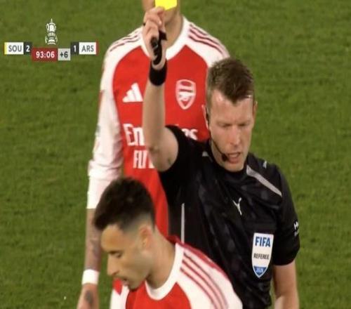 前英超裁判：馬丁內(nèi)利推裁判該被紅牌罰下，他完全不尊重裁判