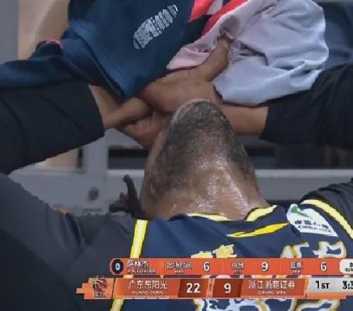 No！膝蓋受傷倒下！這可是廣東隊(duì)的得分王