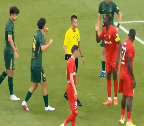 中超罕見(jiàn)一幕！比賽進(jìn)行中隊(duì)醫(yī)沖入場(chǎng)，主裁遭炮轟：掌控力太差