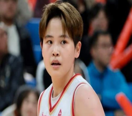 女籃27歲王牌崛起，外線神準，獲3屆三分王，宮魯鳴帶她當奇兵