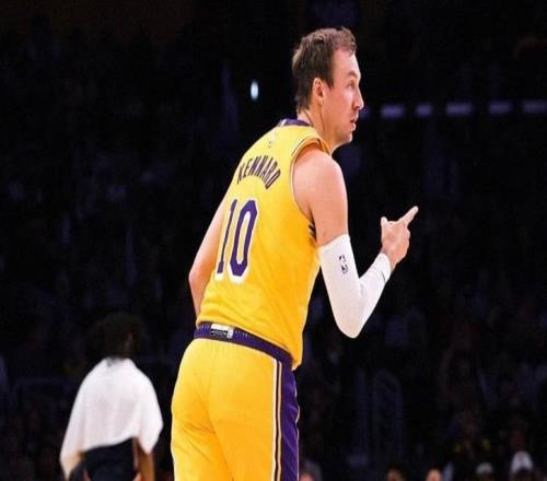 生涯首次三雙但手感不佳，肯納德17中5得到15分16板11助