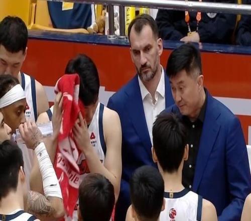 身體狀態(tài)不佳！廣東爭(zhēng)議小外援8中1硬仗隱身杜鋒罕見(jiàn)提前棄用