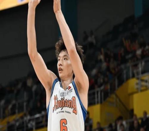 新疆末節(jié)緊咬深圳，卻被裁判黑了！賀希寧關(guān)鍵球超時，太可惜了！