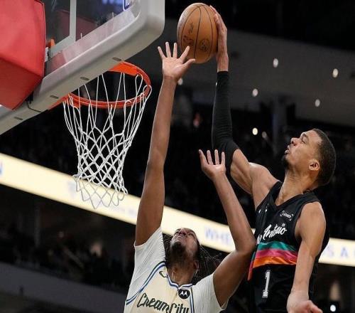 马刺32分血洗雄鹿,字母哥连续6场坐板凳