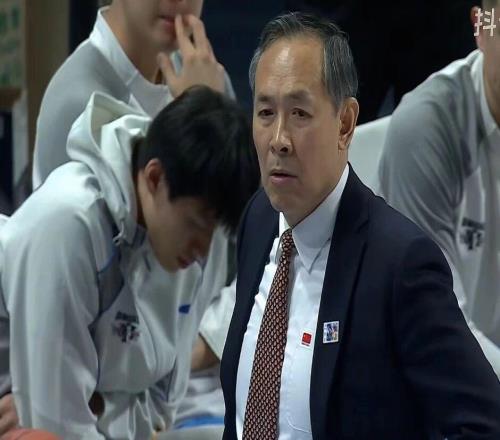 北京男籃外援倒反天罡!斯佩爾曼不滿被換下,手指許利民罵罵咧咧